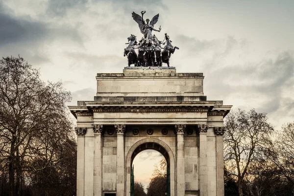 Quadriga Londra Ngiltere Hyde Park Bulutlu Bir Gökyüzünün Altında Ağaçlarla — Stok fotoğraf