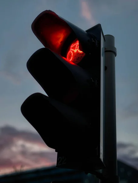 交通信号灯的特写晚照 为骑单车人士展示红灯 — 图库照片