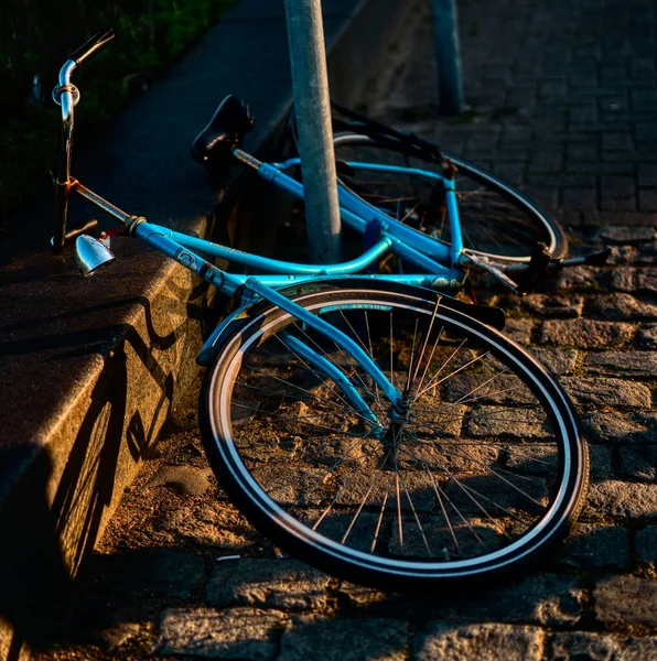 在街中央留下的一辆自行车的特写照片 — 图库照片