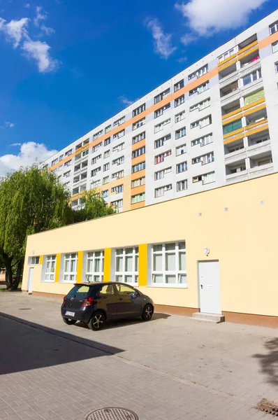 Poznan Polonia Mayo 2014 Coche Estacionado Frente Edificio Apartamentos Zona —  Fotos de Stock