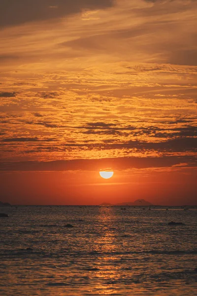 Ein Schöner Blick Auf Den Orangefarbenen Sonnenuntergang Über Dem Meer — Stockfoto