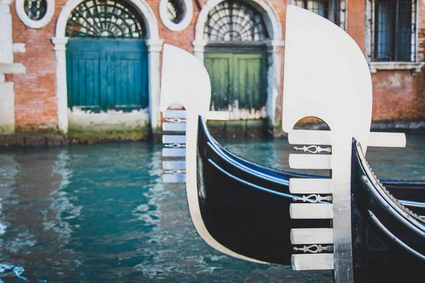 Primer Plano Barco Canal Con Antiguo Edificio Venecia Italia Fondo — Foto de Stock