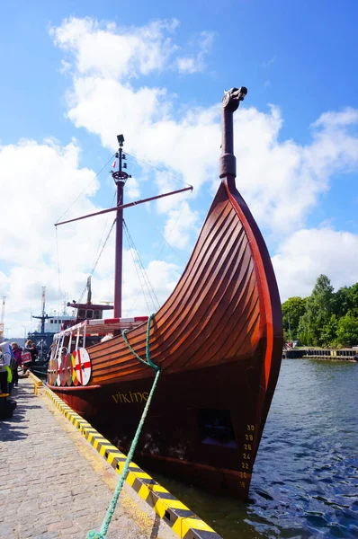 ポーランド コロブジェグ 2015年7月25日 コロブゼグの港で青いロープで係留された木製の船の垂直ショット — ストック写真