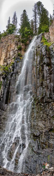 Vertical Una Cascada Con Rocas Acantilados Árboles — Foto de Stock