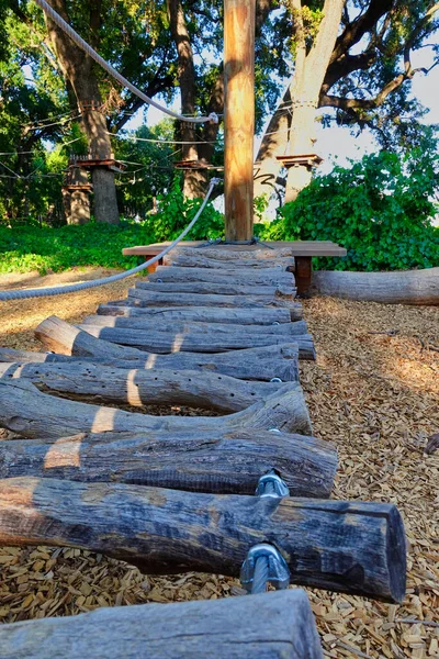 Güneşli Bir Günde Parkta Egzersiz Yapmak Için Ipli Ağaç Kütüklerinin — Stok fotoğraf