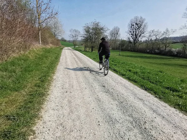 Nahaufnahme Eines Fahrradfahrers Auf Einer Grunge Straße Durch Ländliche Landschaft — Stockfoto