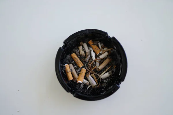 Uma Vista Superior Cinzeiro Cheio Cigarros Fumados — Fotografia de Stock