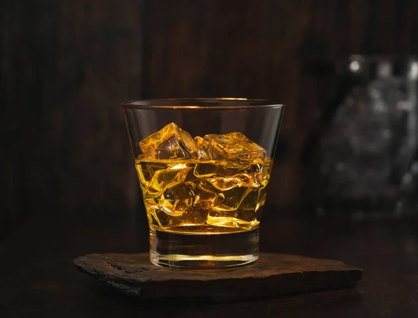 Eine Nahaufnahme Eines Glases Whiskey Mit Eis Auf Einem Brett — Stockfoto