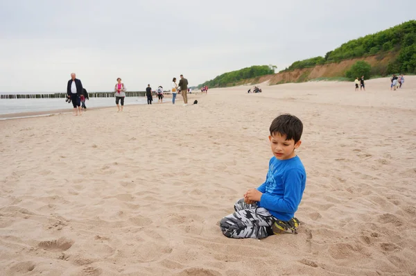 Trzesacz Polonia 2021 Ragazzo Cerca Conchiglie Sulla Spiaggia Sabbia — Foto Stock