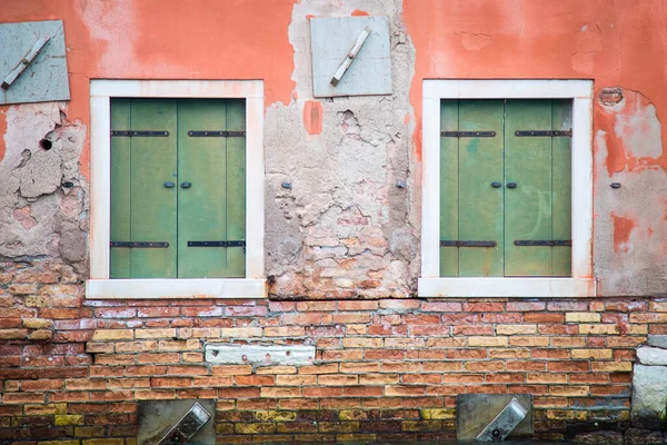 Primer Plano Dos Ventanas Cerradas Antiguo Edificio Venecia Italia — Foto de Stock