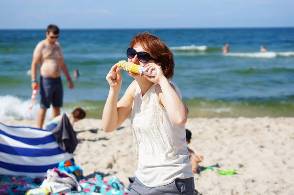 Sianozety Poland 2016年7月30日 在Sianozety的一个温暖的夏天 一名妇女在海滩上吃熟玉米 — 图库照片