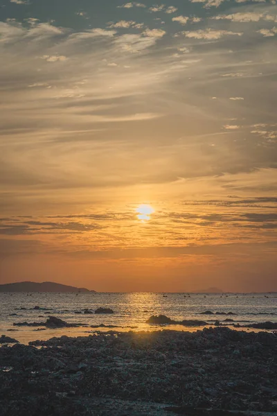 Una Hermosa Toma Naranja Puesta Sol Sobre Costa Rocosa —  Fotos de Stock