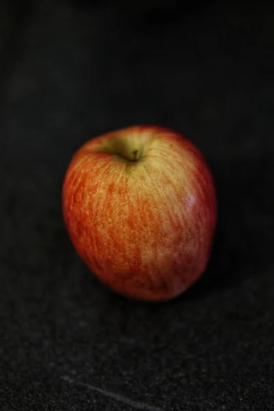 孤立した黒の背景に熟した赤いリンゴの垂直ショット — ストック写真