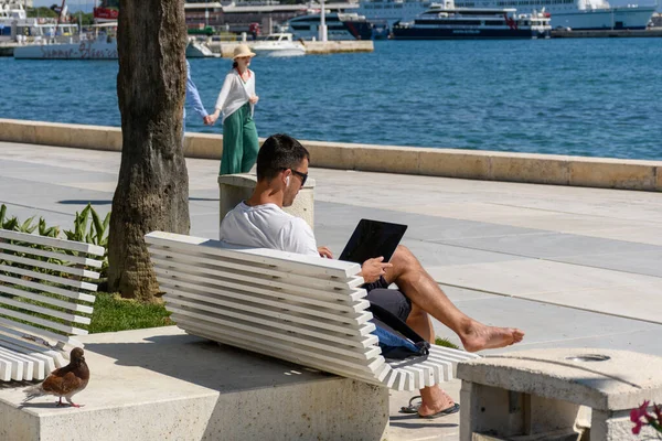 Split Croatia Jun 2021 Jovem Usando Laptop Banco Cidade Dia — Fotografia de Stock