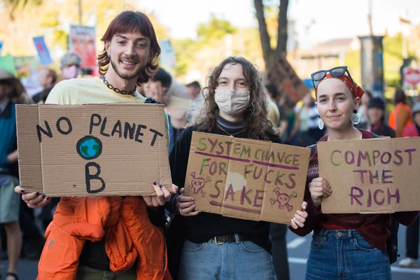 墨尔本 2021年5月21日 科维德19大流行期间墨尔本学生气候变化抗议活动 戴面具的快乐的和平活动分子举着标语沿街游行 — 图库照片