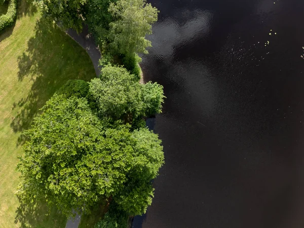 Sveç Güneş Işığı Altında Yeşilliklerle Çevrili Bir Göletin Havadan Çekilmiş — Stok fotoğraf