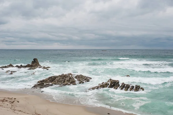 Una Hermosa Vista Las Olas Rompiendo Orilla Del Mar —  Fotos de Stock