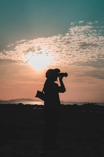 Homme Utilisant Appareil Photo Prenant Des Photos Extérieur Coucher Soleil — Photo