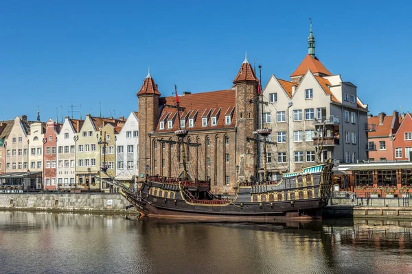 Gdansk Poland Jun 2021 Den Historiska Byggnader Och Berömda Piratskepp — Stockfoto