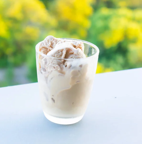 Karamelli Dondurmanın Beyaz Bir Yüzey Üzerindeki Bir Bardakta Seçici Yakın — Stok fotoğraf