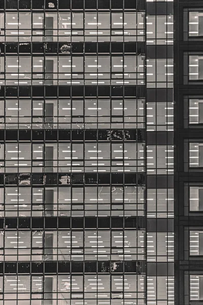 Modern Üveg Felhőkarcoló Tükrözi Fényt — Stock Fotó