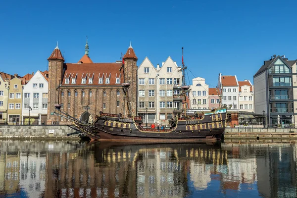 Gdansk Polónia Junho 2021 Famoso Navio Pirata Edifícios Históricos Refletidos — Fotografia de Stock