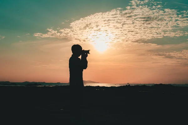 Jeune Homme Utilisant Appareil Photo Prenant Des Photos Extérieur Coucher — Photo