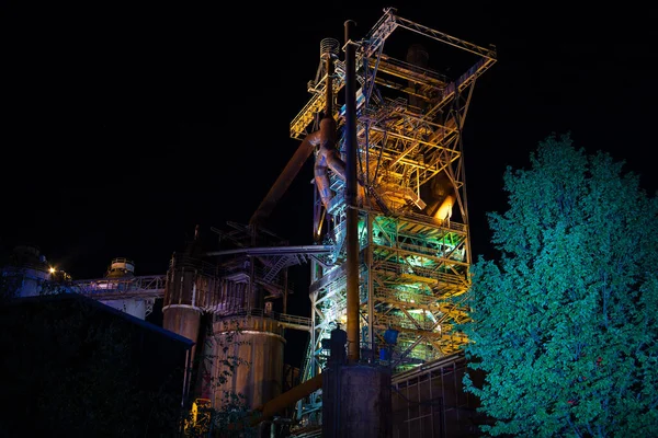 Tarihi Alman Çelik Değirmeni Müzesi Gece Renkleriyle Aydınlatıldı — Stok fotoğraf