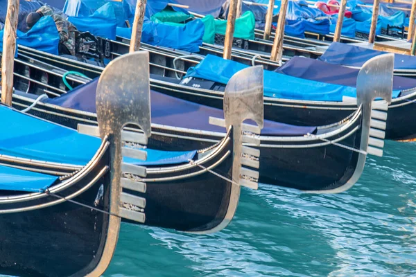 Zbliżenie Łodzi Morzu Wenecji Włochy Zamazanym Tle — Zdjęcie stockowe