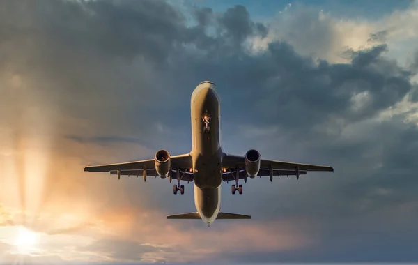 Avión Aterrizando Durante Puesta Del Sol Aeropuerto Con Nubes Fondo — Foto de Stock