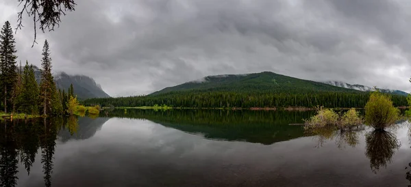 Panorama Över Reservoar Med Platt Musselvatten Som Reflekterar Den Mulna — Stockfoto