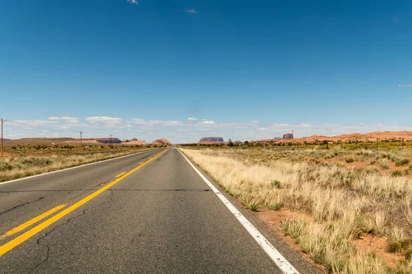 Prázdná Cesta Vedoucí Horám Obzoru Téměř Bez Mraků Arizona Spojené — Stock fotografie