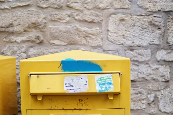 Eine Nahaufnahme Eines Gelben Briefkastenoberteils Das Einer Steinwand Befestigt Ist — Stockfoto