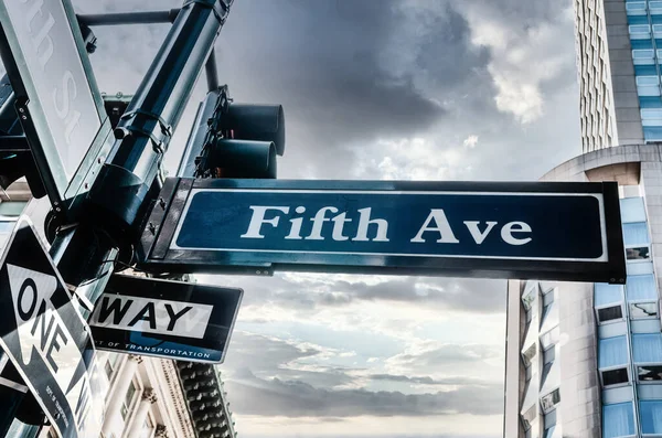 Blue Fifth Ave Sign Avec Ciel Nuageux Angle Bas New — Photo