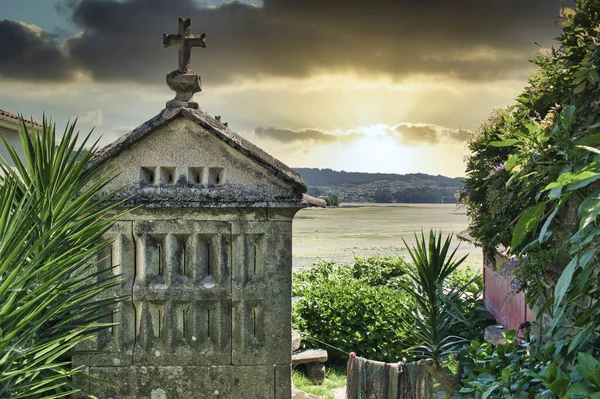 Tradicional Hrreo Gallego Con Cruz Piedra Puesta Sol Combarro Espaa — Foto de Stock