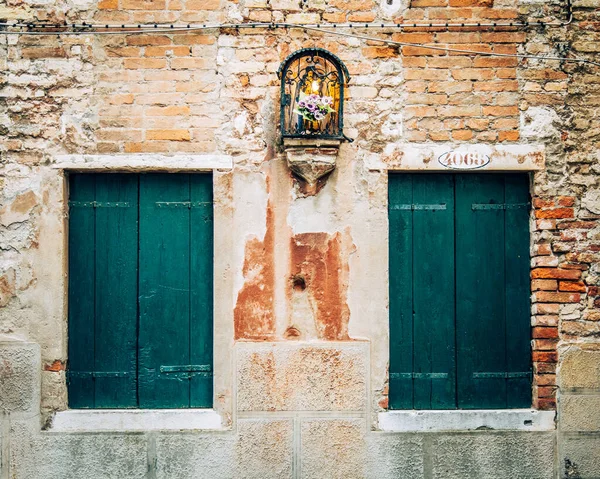 Primer Plano Dos Ventanas Cerradas Antiguo Edificio Venecia Italia — Foto de Stock