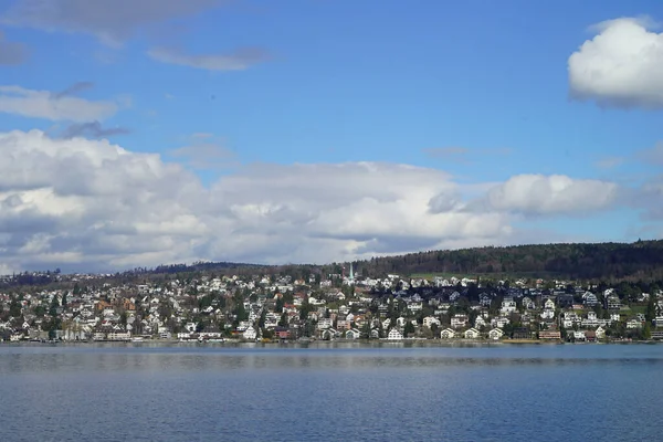 구름낀 마을에 둘러싸인 호수의 — 스톡 사진