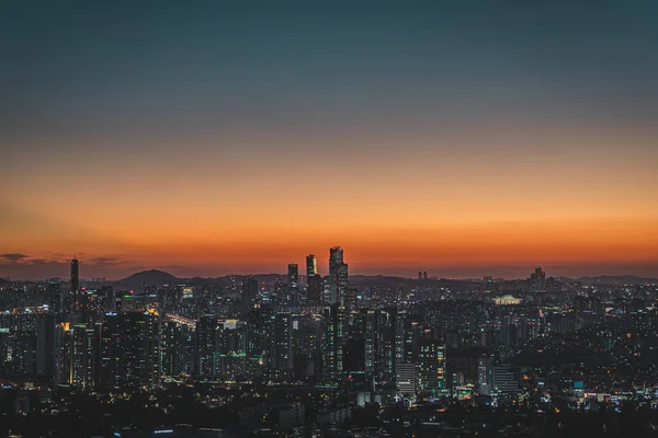 日没時の高層ビル群のパノラマビュー — ストック写真