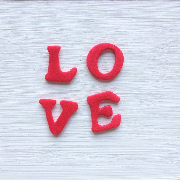 Eine Nahaufnahme Roter Buchstaben Einem Text Love Auf Einem Weißen — Stockfoto