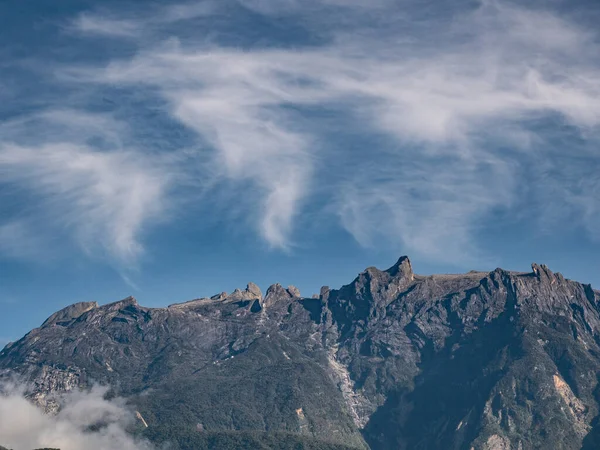 Bellissimo Scenario Del Cielo Nuvoloso Una Catena Montuosa Rocciosa Kinabalu — Foto Stock