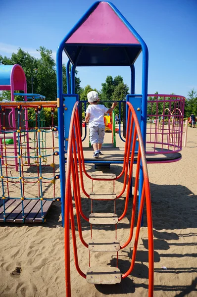 Poznan ポーランド 2017年7月19日 ポーラ公園の遊び場を歩いている若い男の子 — ストック写真