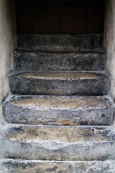Plan Vertical Escaliers Étroits Dans Vieux Bâtiment Pierre — Photo