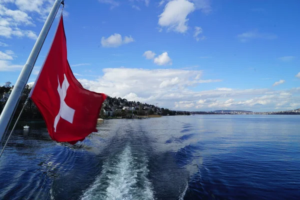 Närbild Flaggan Schweiz Flaggstång Båt Havet Omgiven Stad — Stockfoto