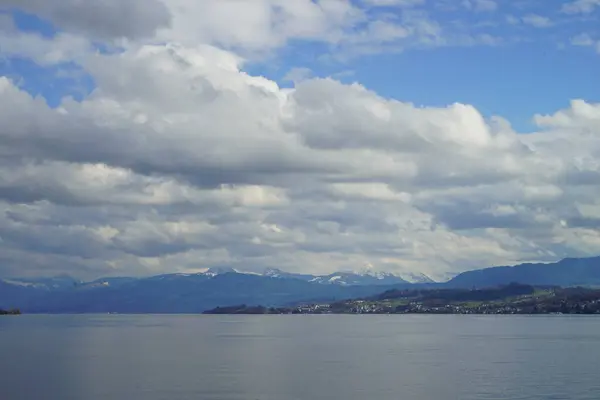 Uma Paisagem Mar Cercada Por Colinas Sob Céu Azul Nublado — Fotografia de Stock