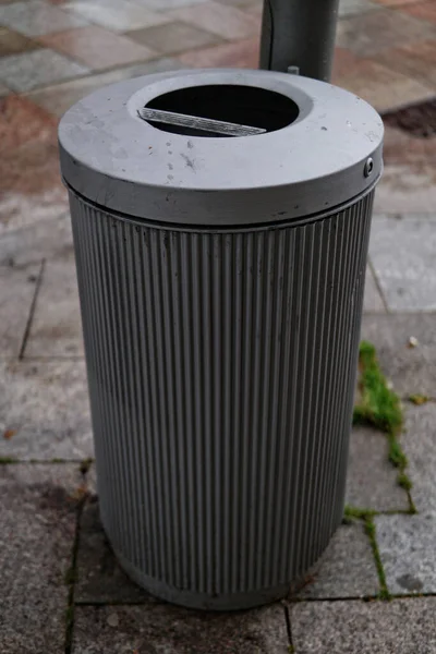 Eine Vertikale Aufnahme Eines Metallenen Outdoor Müllverbots Einem Park — Stockfoto