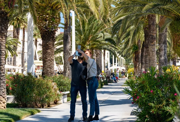 Split Croácia Junho 2021 Casal Tomando Selfie Passeio Sob Palmeiras — Fotografia de Stock