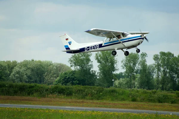 Wilhelmshaven Německo Června 2020 Záběru Německého Registrovaného Odlétajícího Cessna F172M — Stock fotografie