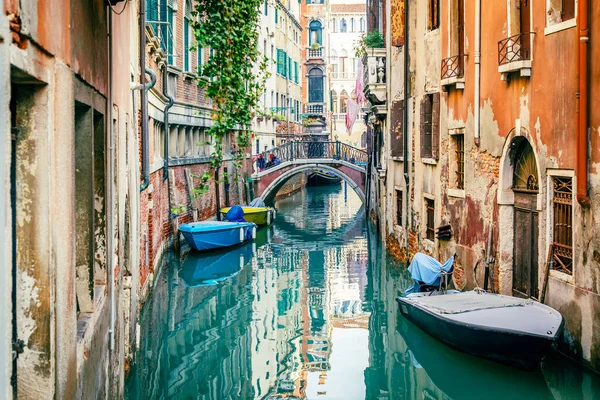 Canal Com Barcos Cercados Por Antigos Edifícios Residenciais Veneza Itália — Fotografia de Stock