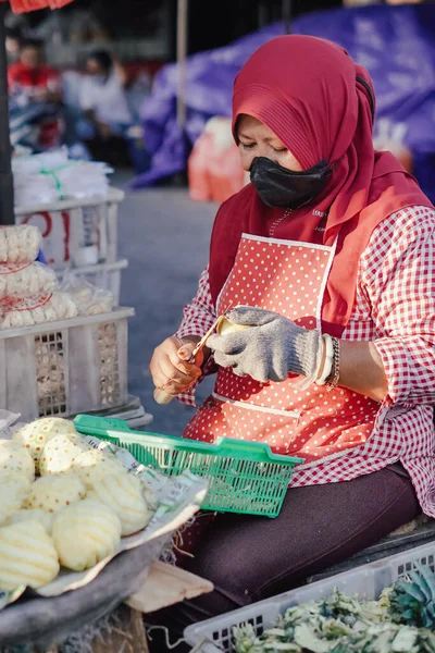 Sragen Indonesia 2021 Los Comerciantes Piña Los Mercados Tradicionales Durante —  Fotos de Stock