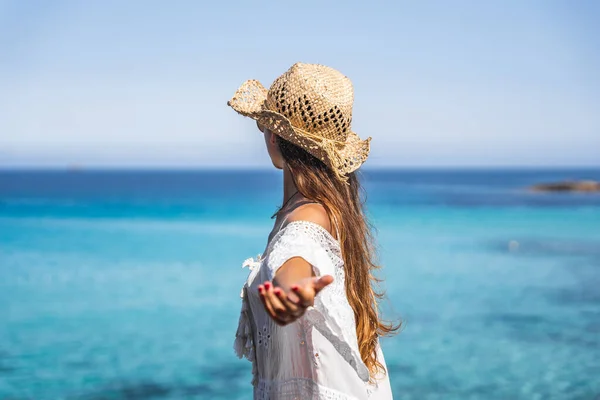 Girl White Dress Brown Hat Sunglasses Paradise Beach Crystal Turquoise — Stock Photo, Image